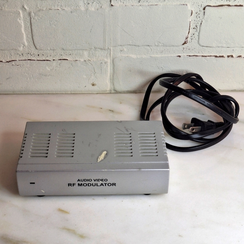 Dynex (WS-007) 120V 60Hz 4.5W Audio Video RF Modulator Signal Converter Only